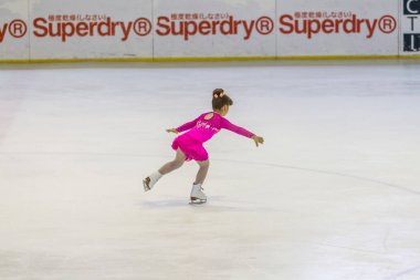 Odessa, Ukrayna-11 Nis 2019: küçük çocuklar stadyum buz arenada artistik buz pateni. Küçük kızlar paten yapmayı öğrenir. Artistik buz pateni Okulu. Genç patenci kapalı pistte tren. Genç spor kızlar