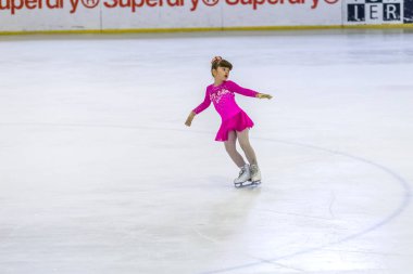 Odessa, Ukrayna-11 Nis 2019: küçük çocuklar stadyum buz arenada artistik buz pateni. Küçük kızlar paten yapmayı öğrenir. Artistik buz pateni Okulu. Genç patenci kapalı pistte tren. Genç spor kızlar