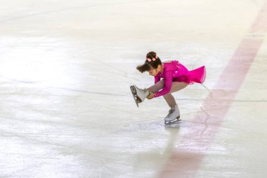 Odessa, Ukrayna-11 Nis 2019: küçük çocuklar stadyum buz arenada artistik buz pateni. Küçük kızlar paten yapmayı öğrenir. Artistik buz pateni Okulu. Genç patenci kapalı pistte tren. Genç spor kızlar