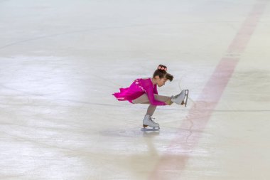 Odessa, Ukrayna-11 Nis 2019: küçük çocuklar stadyum buz arenada artistik buz pateni. Küçük kızlar paten yapmayı öğrenir. Artistik buz pateni Okulu. Genç patenci kapalı pistte tren. Genç spor kızlar