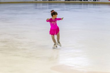 Odessa, Ukrayna-11 Nis 2019: küçük çocuklar stadyum buz arenada artistik buz pateni. Küçük kızlar paten yapmayı öğrenir. Artistik buz pateni Okulu. Genç patenci kapalı pistte tren. Genç spor kızlar