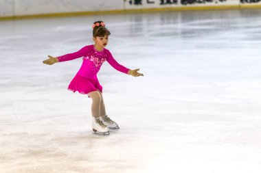 Odessa, Ukrayna-11 Nis 2019: küçük çocuklar stadyum buz arenada artistik buz pateni. Küçük kızlar paten yapmayı öğrenir. Artistik buz pateni Okulu. Genç patenci kapalı pistte tren. Genç spor kızlar