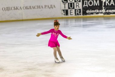 Odessa, Ukrayna-11 Nis 2019: küçük çocuklar stadyum buz arenada artistik buz pateni. Küçük kızlar paten yapmayı öğrenir. Artistik buz pateni Okulu. Genç patenci kapalı pistte tren. Genç spor kızlar