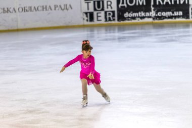 Odessa, Ukrayna-11 Nis 2019: küçük çocuklar stadyum buz arenada artistik buz pateni. Küçük kızlar paten yapmayı öğrenir. Artistik buz pateni Okulu. Genç patenci kapalı pistte tren. Genç spor kızlar