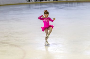 Odessa, Ukrayna-11 Nis 2019: küçük çocuklar stadyum buz arenada artistik buz pateni. Küçük kızlar paten yapmayı öğrenir. Artistik buz pateni Okulu. Genç patenci kapalı pistte tren. Genç spor kızlar
