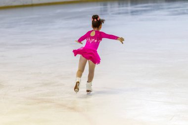 Odessa, Ukrayna-11 Nis 2019: küçük çocuklar stadyum buz arenada artistik buz pateni. Küçük kızlar paten yapmayı öğrenir. Artistik buz pateni Okulu. Genç patenci kapalı pistte tren. Genç spor kızlar
