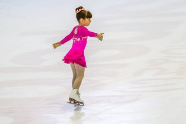 Odessa, Ukrayna-11 Nis 2019: küçük çocuklar stadyum buz arenada artistik buz pateni. Küçük kızlar paten yapmayı öğrenir. Artistik buz pateni Okulu. Genç patenci kapalı pistte tren. Genç spor kızlar