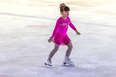 Odessa, Ukrayna-11 Nis 2019: küçük çocuklar stadyum buz arenada artistik buz pateni. Küçük kızlar paten yapmayı öğrenir. Artistik buz pateni Okulu. Genç patenci kapalı pistte tren. Genç spor kızlar