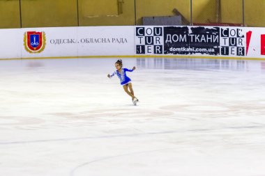 Odessa, Ukrayna-11 Nis 2019: küçük çocuklar stadyum buz arenada artistik buz pateni. Küçük kızlar paten yapmayı öğrenir. Artistik buz pateni Okulu. Genç patenci kapalı pistte tren. Genç spor kızlar
