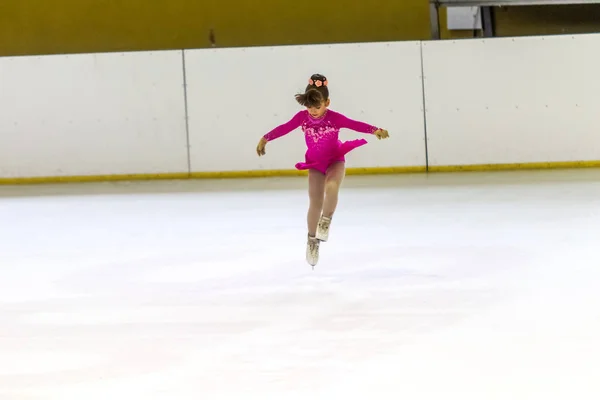 Odessa Ukraine Abr 2019 Crianças Pequenas Patinando Arena Gelo Estádio — Fotografia de Stock