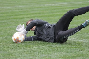 Odessa, Ukrayna - 13 Nisan 2019: Futbol maçı Ilk lig Fc Balkans-Odessa ve Metalist-Kharkov. Futbol maçının dinamik parçaları. Top için mücadele, stadyumun yeşil alanda futbol oynarken