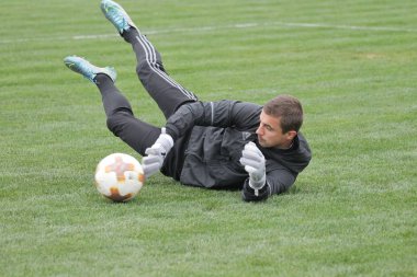 Odessa, Ukrayna - 13 Nisan 2019: Futbol maçı Ilk lig Fc Balkans-Odessa ve Metalist-Kharkov. Futbol maçının dinamik parçaları. Top için mücadele, stadyumun yeşil alanda futbol oynarken