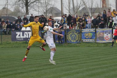 Odessa, Ukrayna - 13 Nisan 2019: Futbol maçı Ilk lig Fc Balkans-Odessa ve Metalist-Kharkov. Futbol maçının dinamik parçaları. Top için mücadele, stadyumun yeşil alanda futbol oynarken