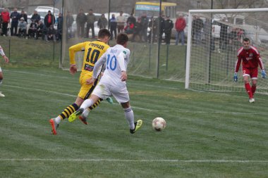 Odessa, Ukrayna - 13 Nisan 2019: Futbol maçı Ilk lig Fc Balkans-Odessa ve Metalist-Kharkov. Futbol maçının dinamik parçaları. Top için mücadele, stadyumun yeşil alanda futbol oynarken