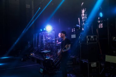 Odessa, Ukrayna -Nis 12, 2019: Ukraynalı şarkıcı Alekseev konser sahnesinde. Rock konseri sırasında ışıklar ve müzik aletleri ile konser sahnesi. Sahnede karanlıkta Işıklar. Sahnede performans