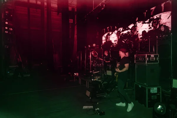 乌克兰奥德萨 2019年4月12日 乌克兰歌手阿列克谢耶夫在音乐会舞台上 音乐会舞台与灯光和乐器在摇滚音乐会 舞台上的黑暗中亮起光线 舞台上的表演 — 图库照片