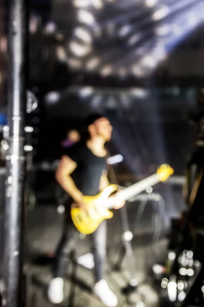 콘서트 무대에 초점을 기타리스트 콘서트 조명과 악기가있는 콘서트 무대에서 어두운 — 스톡 사진