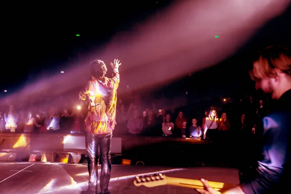 乌克兰奥德萨 2019年4月12日 乌克兰歌手阿列克谢耶夫在音乐会舞台上 音乐会舞台与灯光和乐器在摇滚音乐会 舞台上的黑暗中亮起光线 舞台上的表演 — 图库照片