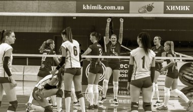 Odessa, Ukrayna - Nis 21, 2019: Ukrayna Voleybol Kupası, yeşil - Ukrayna Şampiyonları 2019 Vk Khimik Yuzhny (Güney). Voleybol Şampiyonu Voleybolcular Zafer ve Altın Madalyayı Kutladı