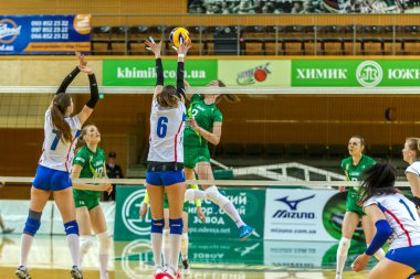 Odessa, Ukrayna - Nis 21, 2019: Ukrayna Voleybol Kupası, yeşil - Ukrayna Şampiyonları 2019 Vk Khimik Yuzhny (Güney). Voleybol Şampiyonu Voleybolcular Zafer ve Altın Madalyayı Kutladı