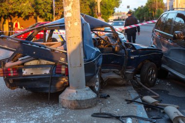 Şehirde yolda bir kaza sonucu trafik kazası. Trafik kazasından araba kaza yaptı. Sokakta kaza, kentte ki çarpışmanın ardından hasar gören otomobiller