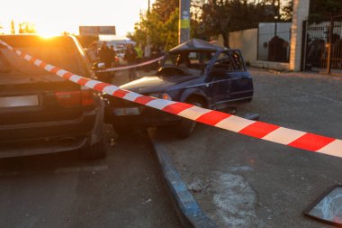 Şehirde yolda bir kaza sonucu trafik kazası. Trafik kazasından araba kaza yaptı. Sokakta kaza, kentte ki çarpışmanın ardından hasar gören otomobiller