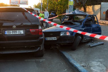 Odessa, Ukrayna - 7 Mayıs 2019: Şehirde yolda kaza sonucu trafik kazası. Trafik kazasından araba kaza yaptı. Kazada, kentte meydana gelen çarpışmanın ardından otomobiller hasar gördü. Seçici odaklama