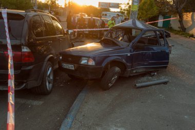 Odessa, Ukrayna - 7 Mayıs 2019: Şehirde yolda kaza sonucu trafik kazası. Trafik kazasından araba kaza yaptı. Kazada, kentte meydana gelen çarpışmanın ardından otomobiller hasar gördü. Seçici odaklama
