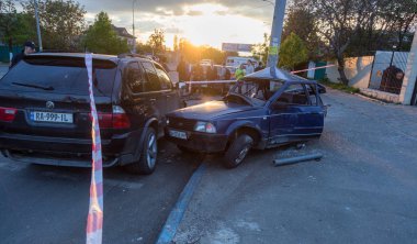 Odessa, Ukrayna - 7 Mayıs 2019: Şehirde yolda kaza sonucu trafik kazası. Trafik kazasından araba kaza yaptı. Kazada, kentte meydana gelen çarpışmanın ardından otomobiller hasar gördü. Seçici odaklama