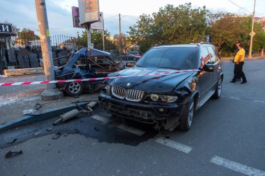 Odessa, Ukrayna - 7 Mayıs 2019: Şehirde yolda kaza sonucu trafik kazası. Trafik kazasından araba kaza yaptı. Kazada, kentte meydana gelen çarpışmanın ardından otomobiller hasar gördü. Seçici odaklama