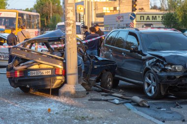 Odessa, Ukrayna - 7 Mayıs 2019: Şehirde yolda kaza sonucu trafik kazası. Trafik kazasından araba kaza yaptı. Kazada, kentte meydana gelen çarpışmanın ardından otomobiller hasar gördü. Seçici odaklama