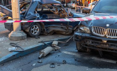 Odessa, Ukrayna - 7 Mayıs 2019: Şehirde yolda kaza sonucu trafik kazası. Trafik kazasından araba kaza yaptı. Kazada, kentte meydana gelen çarpışmanın ardından otomobiller hasar gördü. Seçici odaklama