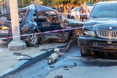 Odessa, Ukrayna - 7 Mayıs 2019: Şehirde yolda kaza sonucu trafik kazası. Trafik kazasından araba kaza yaptı. Kazada, kentte meydana gelen çarpışmanın ardından otomobiller hasar gördü. Seçici odaklama