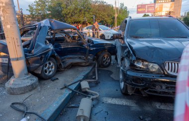Odessa, Ukrayna - 7 Mayıs 2019: Şehirde yolda kaza sonucu trafik kazası. Trafik kazasından araba kaza yaptı. Kazada, kentte meydana gelen çarpışmanın ardından otomobiller hasar gördü. Seçici odaklama