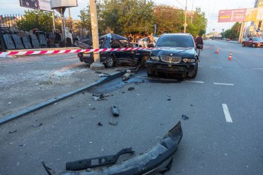 Odessa, Ukrayna - 7 Mayıs 2019: Şehirde yolda kaza sonucu trafik kazası. Trafik kazasından araba kaza yaptı. Kazada, kentte meydana gelen çarpışmanın ardından otomobiller hasar gördü. Seçici odaklama