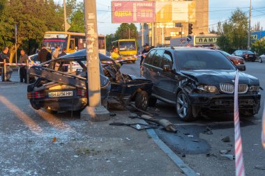 Odessa, Ukrayna - 7 Mayıs 2019: Şehirde yolda kaza sonucu trafik kazası. Trafik kazasından araba kaza yaptı. Kazada, kentte meydana gelen çarpışmanın ardından otomobiller hasar gördü. Seçici odaklama