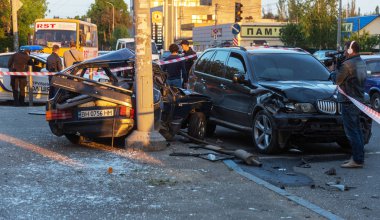 Odessa, Ukrayna - 7 Mayıs 2019: Şehirde yolda kaza sonucu trafik kazası. Trafik kazasından araba kaza yaptı. Kazada, kentte meydana gelen çarpışmanın ardından otomobiller hasar gördü. Seçici odaklama