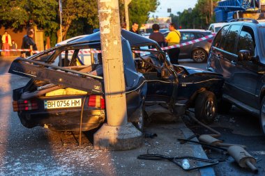 Odessa, Ukrayna - 7 Mayıs 2019: Şehirde yolda kaza sonucu trafik kazası. Trafik kazasından araba kaza yaptı. Kazada, kentte meydana gelen çarpışmanın ardından otomobiller hasar gördü. Seçici odaklama