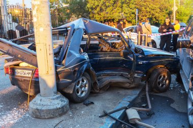 Odessa, Ukrayna - 7 Mayıs 2019: Şehirde yolda kaza sonucu trafik kazası. Trafik kazasından araba kaza yaptı. Kazada, kentte meydana gelen çarpışmanın ardından otomobiller hasar gördü. Seçici odaklama