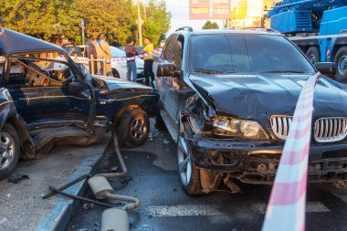 Odessa, Ukrayna - 7 Mayıs 2019: Şehirde yolda kaza sonucu trafik kazası. Trafik kazasından araba kaza yaptı. Kazada, kentte meydana gelen çarpışmanın ardından otomobiller hasar gördü. Seçici odaklama
