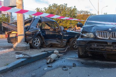 Odessa, Ukrayna - 7 Mayıs 2019: Şehirde yolda kaza sonucu trafik kazası. Trafik kazasından araba kaza yaptı. Kazada, kentte meydana gelen çarpışmanın ardından otomobiller hasar gördü. Seçici odaklama