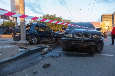 Odessa, Ukrayna - 7 Mayıs 2019: Şehirde yolda kaza sonucu trafik kazası. Trafik kazasından araba kaza yaptı. Kazada, kentte meydana gelen çarpışmanın ardından otomobiller hasar gördü. Seçici odaklama