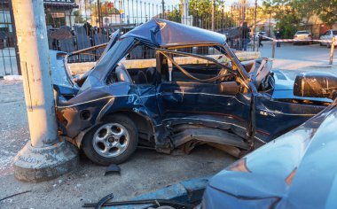 Odessa, Ukrayna - 7 Mayıs 2019: Şehirde yolda kaza sonucu trafik kazası. Trafik kazasından araba kaza yaptı. Kazada, kentte meydana gelen çarpışmanın ardından otomobiller hasar gördü. Seçici odaklama