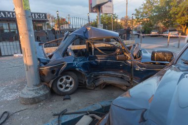 Odessa, Ukrayna - 7 Mayıs 2019: Şehirde yolda kaza sonucu trafik kazası. Trafik kazasından araba kaza yaptı. Kazada, kentte meydana gelen çarpışmanın ardından otomobiller hasar gördü. Seçici odaklama