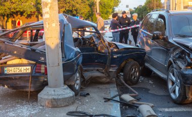 Odessa, Ukrayna - 7 Mayıs 2019: Şehirde yolda kaza sonucu trafik kazası. Trafik kazasından araba kaza yaptı. Kazada, kentte meydana gelen çarpışmanın ardından otomobiller hasar gördü. Seçici odaklama