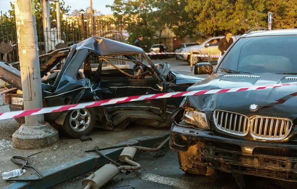 Odessa, Ukrayna - 7 Mayıs 2019: Şehirde yolda kaza sonucu trafik kazası. Trafik kazasından araba kaza yaptı. Kazada, kentte meydana gelen çarpışmanın ardından otomobiller hasar gördü. Seçici odaklama