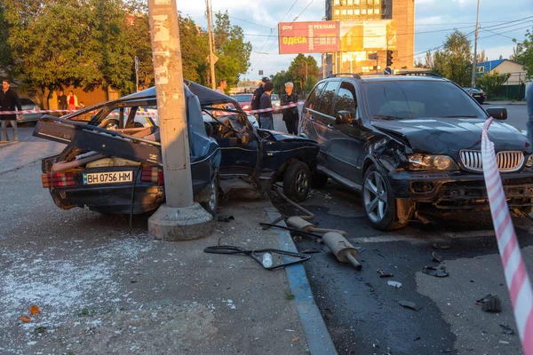 Odessa, Ukrayna - 7 Mayıs 2019: Şehirde yolda kaza sonucu trafik kazası. Trafik kazasından araba kaza yaptı. Kazada, kentte meydana gelen çarpışmanın ardından otomobiller hasar gördü. Seçici odaklama