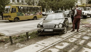 Odessa, Ukrayna - 8 Mayıs 2019: Şehirde yolda trafik kazası. Siyah Mercedes kontrolünü kaybetti ve otobüs durağında yolcu bankına sürdü. Seçici odaklama