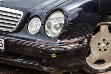Odessa, Ukrayna - 8 Mayıs 2019: Şehirde yolda trafik kazası. Siyah Mercedes kontrolünü kaybetti ve otobüs durağında yolcu bankına sürdü. Seçici odaklama