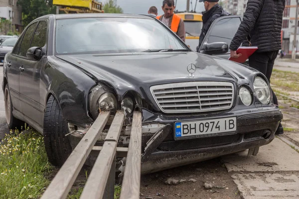 オデッサ ウクライナ 2019年5月8日 市内の道路上の自動車事故 黒いメルセデスはコントロールを失い バス停で乗客のベンチに運転しました 選択フォーカス — ストック写真